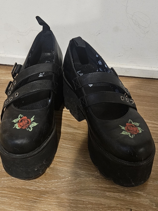 La Moda Shoes - Black Platform Mary Jane Shoes with Red Rose Detail